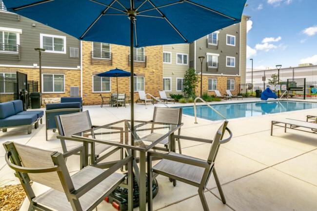 Chic 1 Bedroom I Pool I Gym! Apartment *