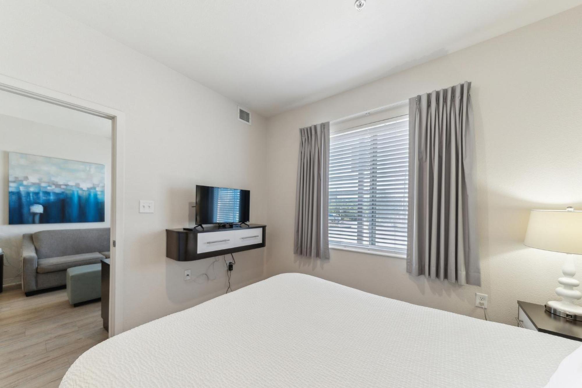 Chic 1 Bedroom I Pool I Gym! Apartment *