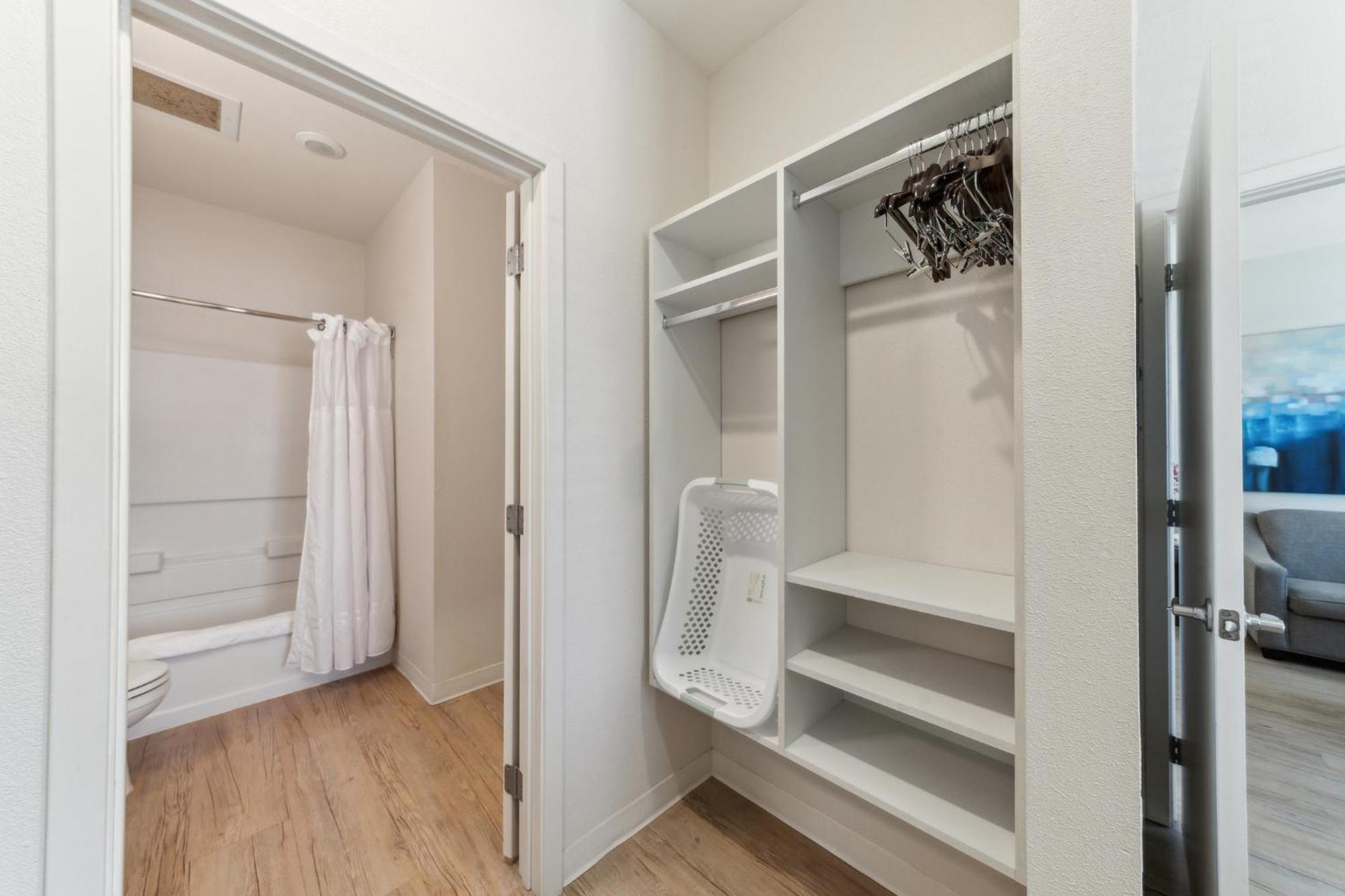 Chic 1 Bedroom I Pool I Gym! Apartment