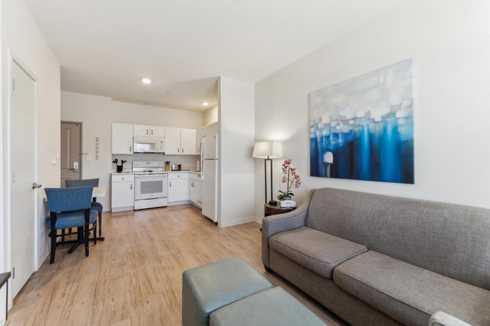 Apartment Chic 1 Bedroom I Pool I Gym! *