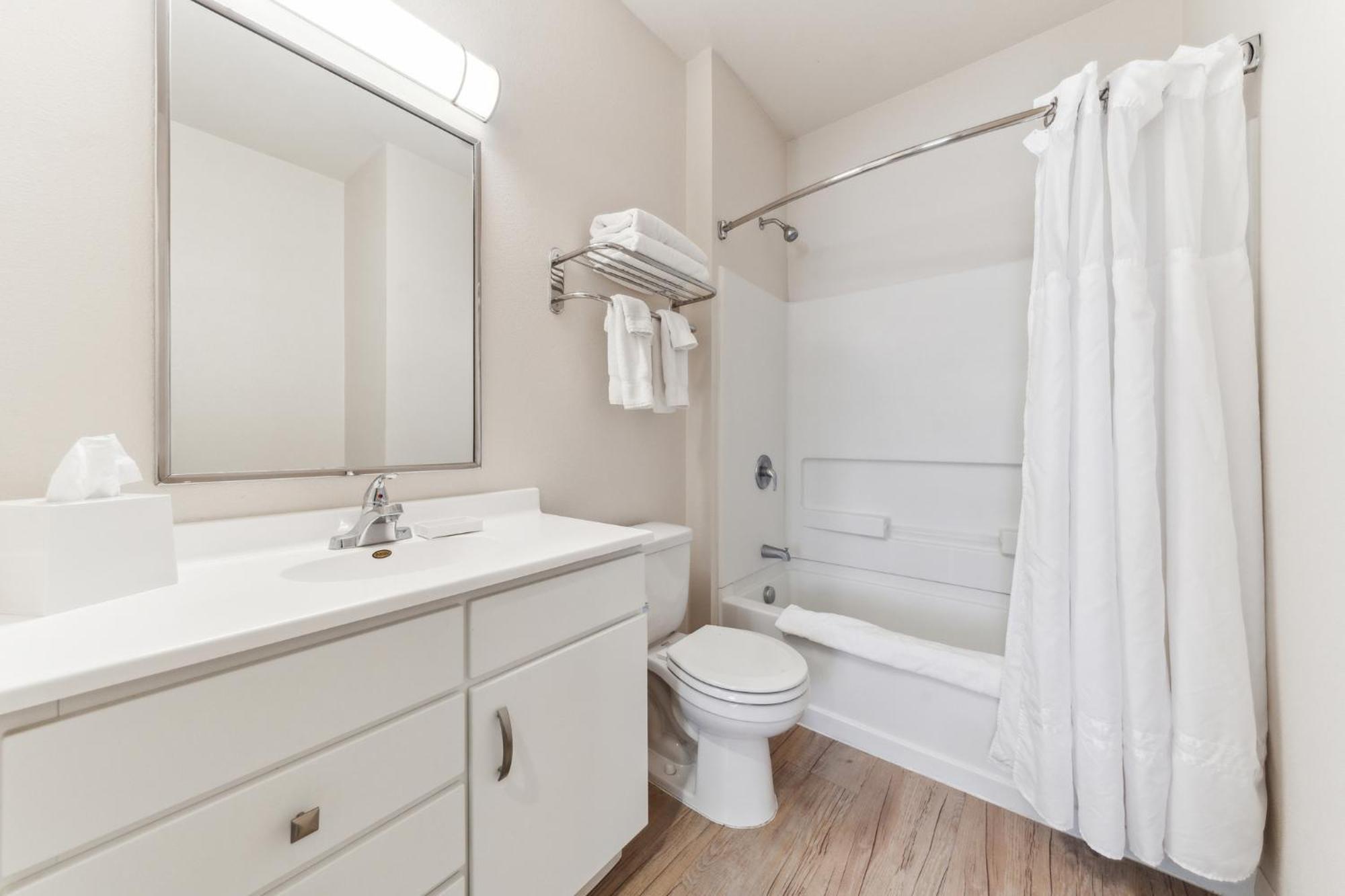 Chic 1 Bedroom I Pool I Gym! *