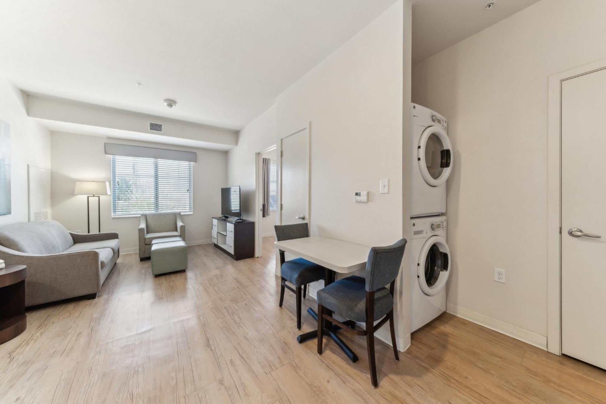 Chic 1 Bedroom I Pool I Gym! Apartment *